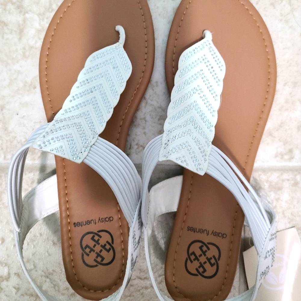 Daisy Fuentes Gemini white sandals 10